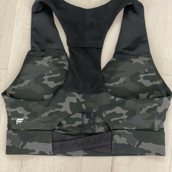 Fabletics half bra half crop top. All-way stretch - Picture 2 of 2